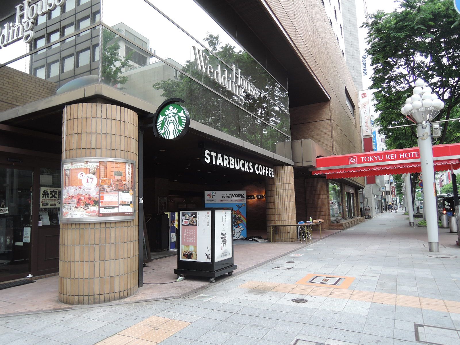 オフィスビル向かい:スターバックス
