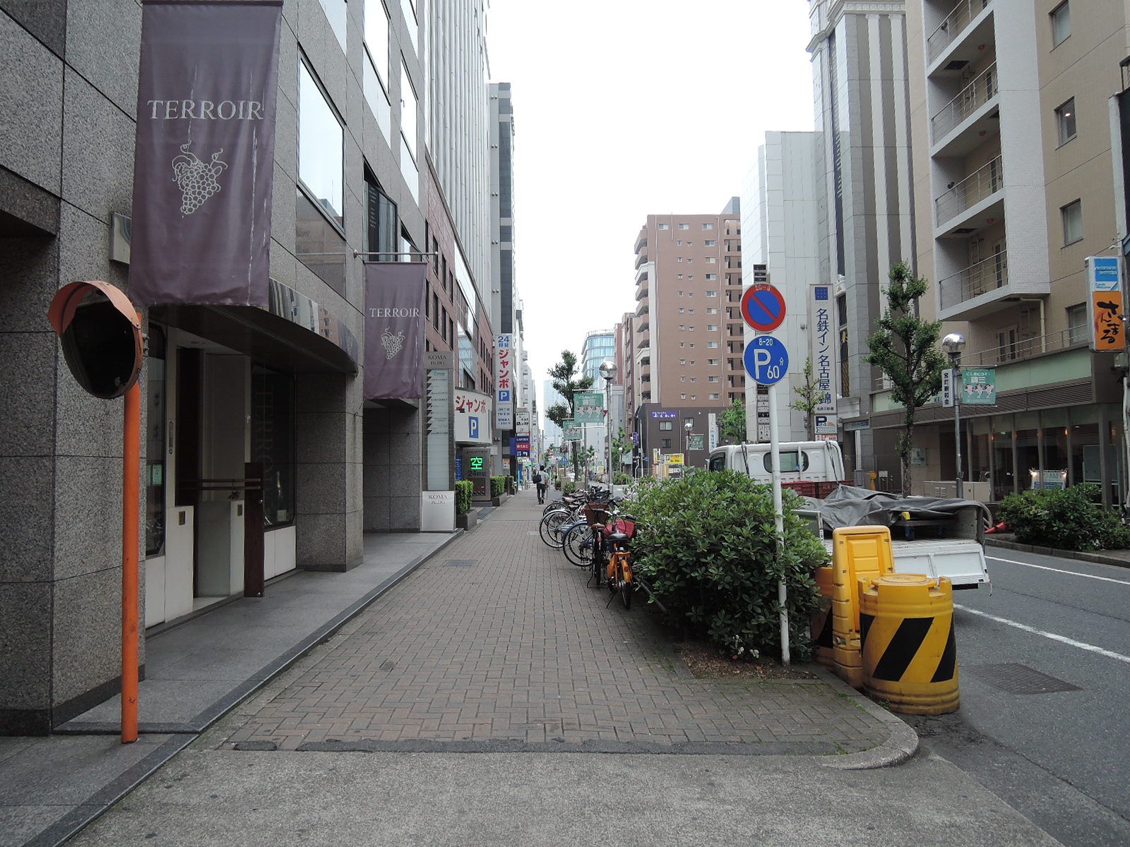 こまビル前面の通り