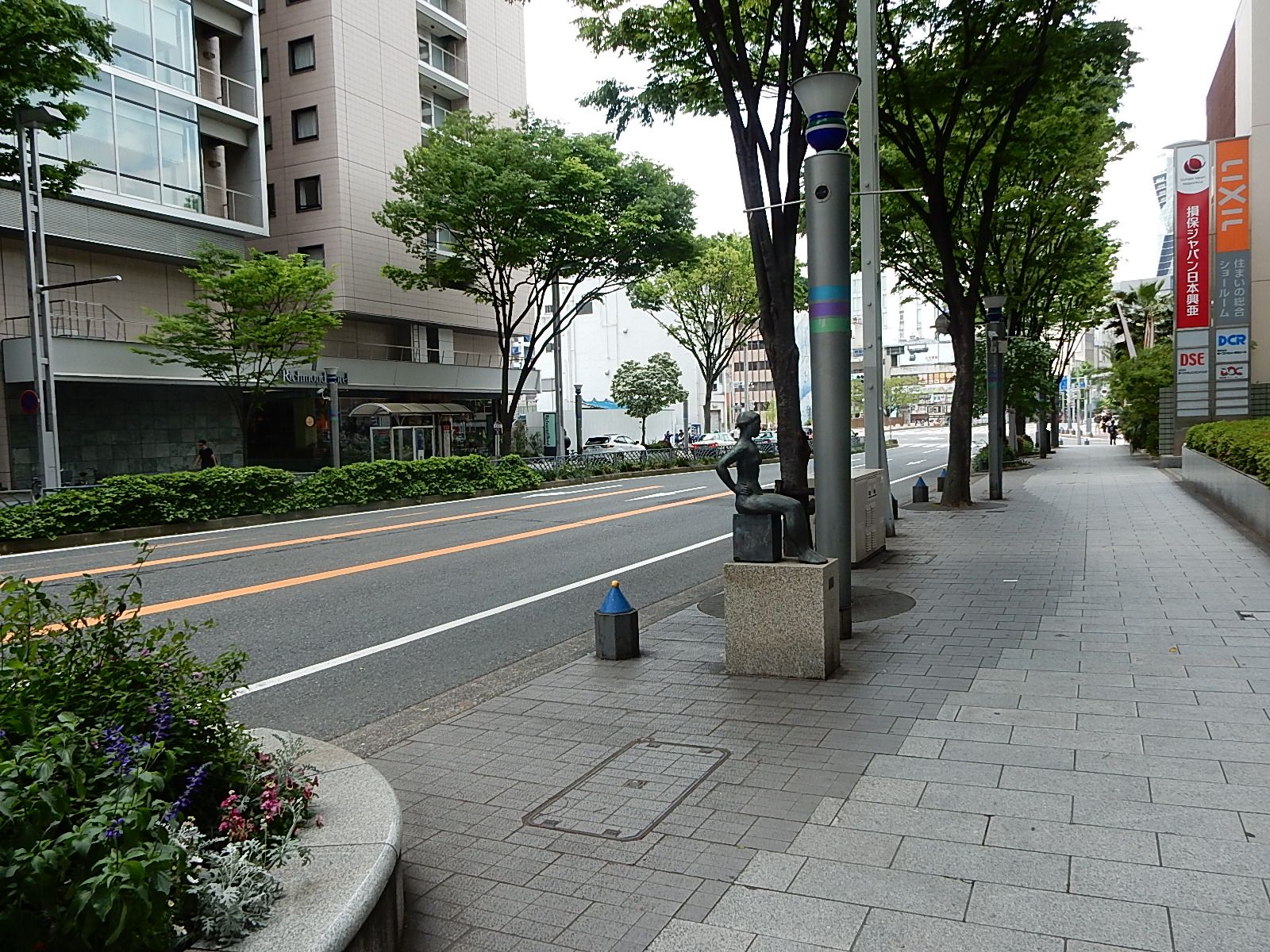 オフィスビル周辺の歩道