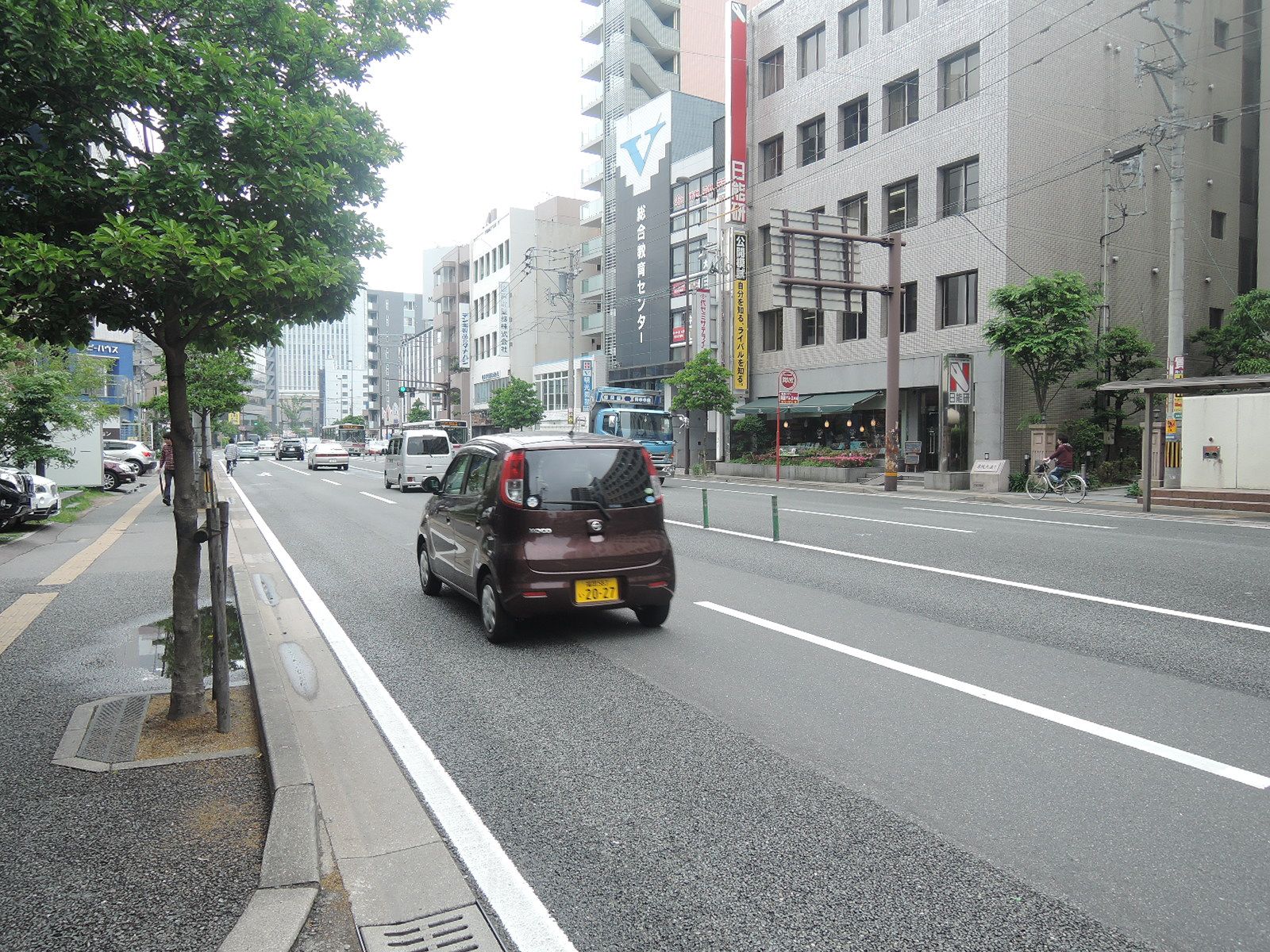 西鉄薬院ビル前面の通り