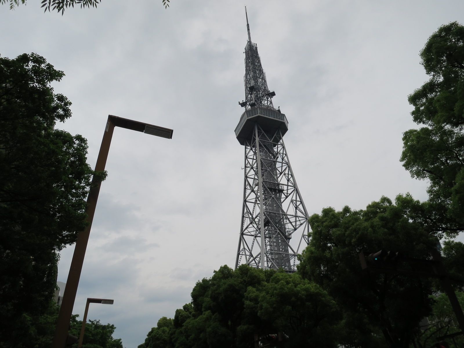 並木から覗く名古屋テレビ塔