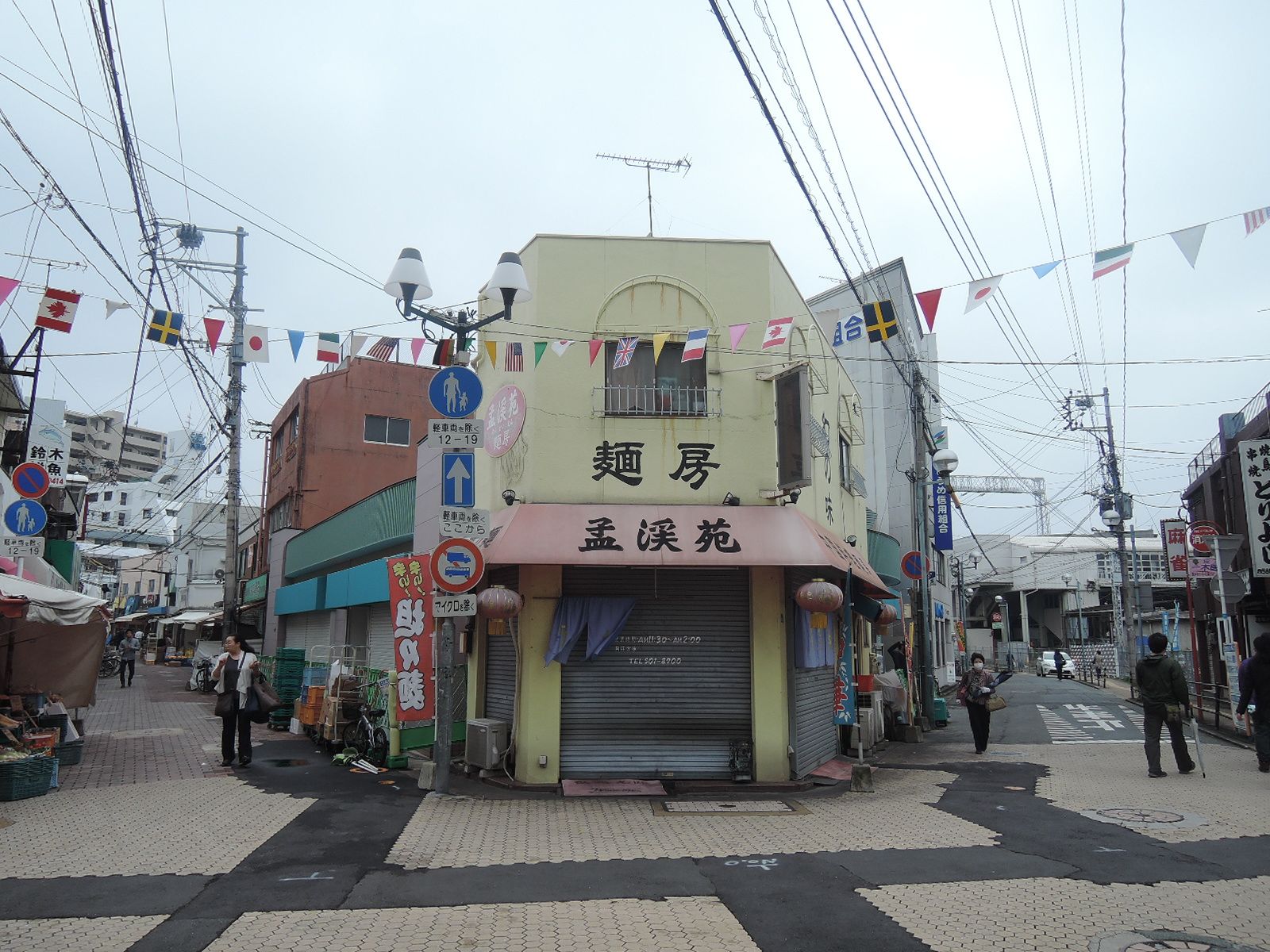 商店街が立ち並びます