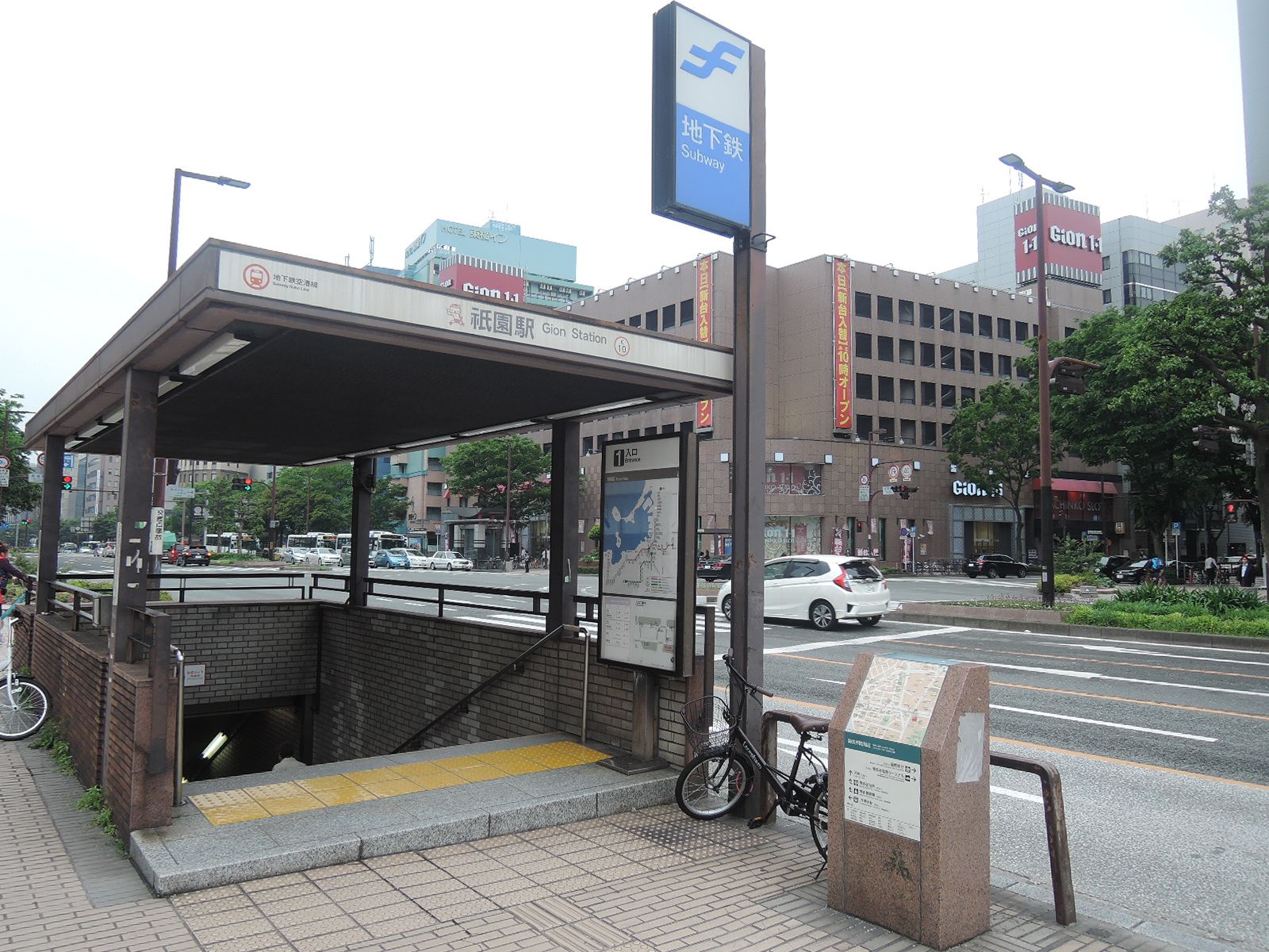 祇園駅と呉服町駅の中間地点