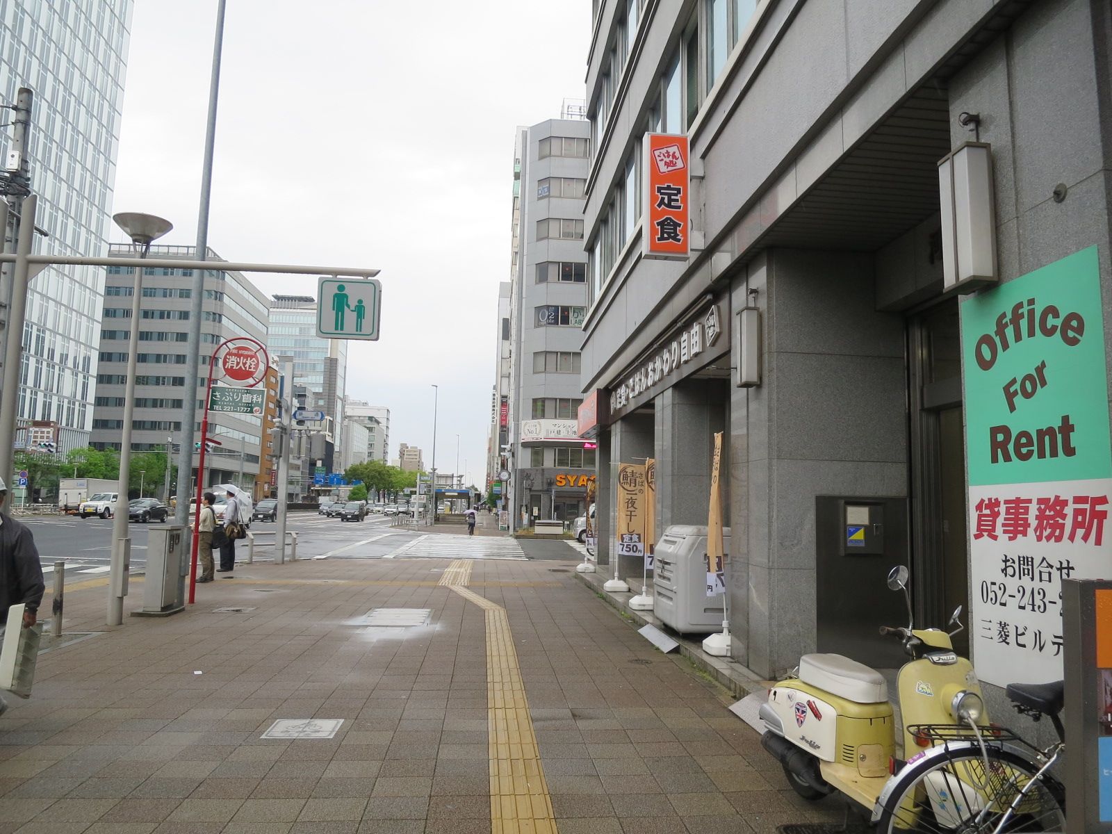 オフィスビル前面の通り