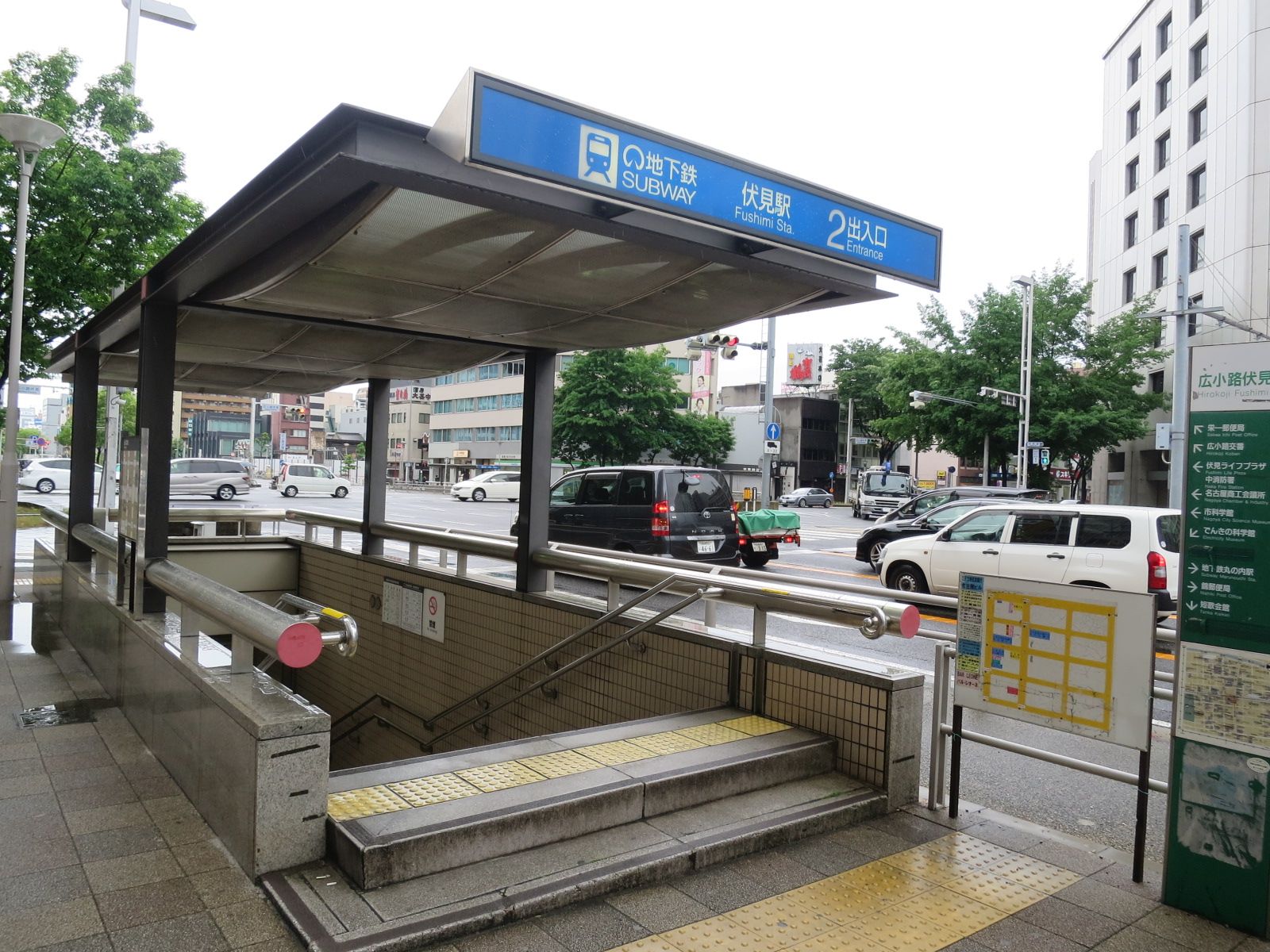 最寄りの「伏見駅」