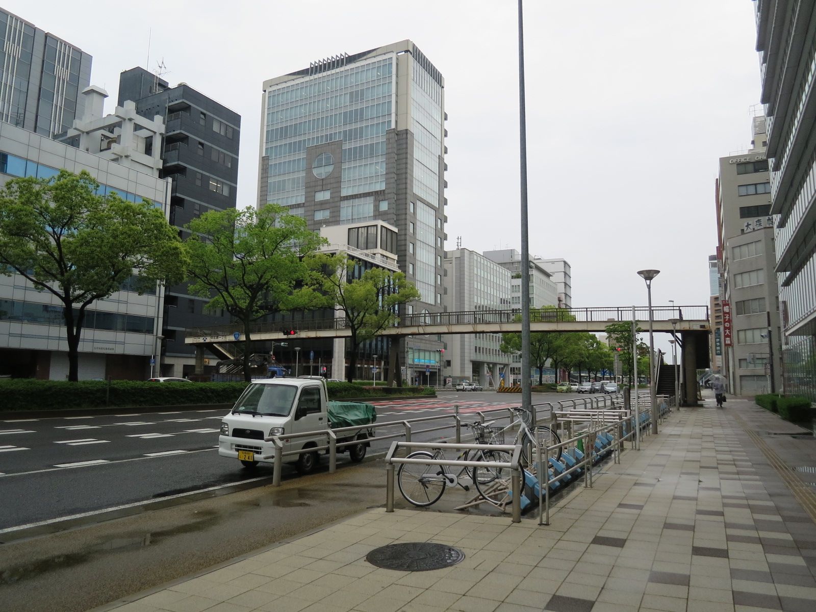 オフィスビル前面の通り
