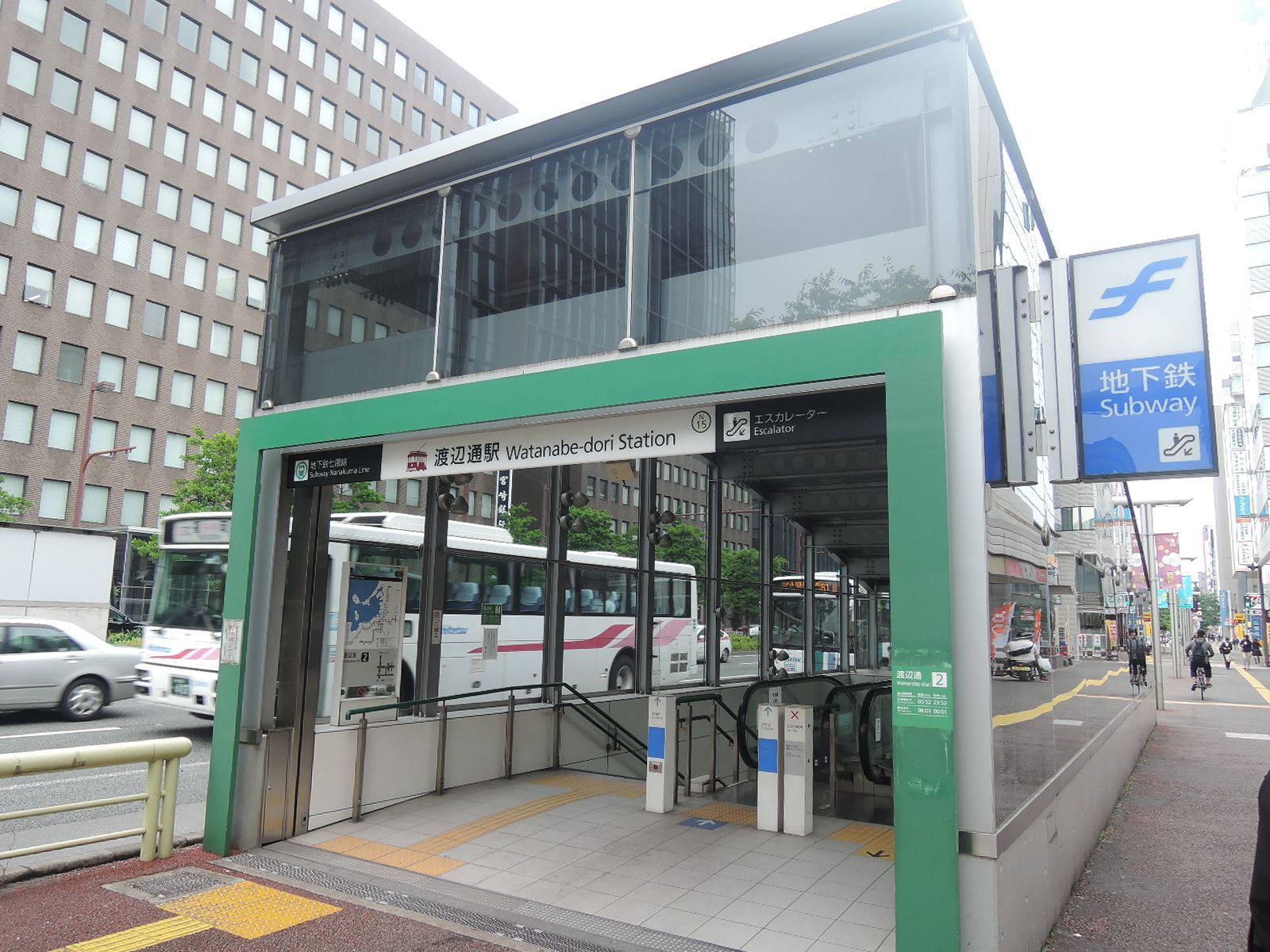 最寄りの「渡辺通駅」