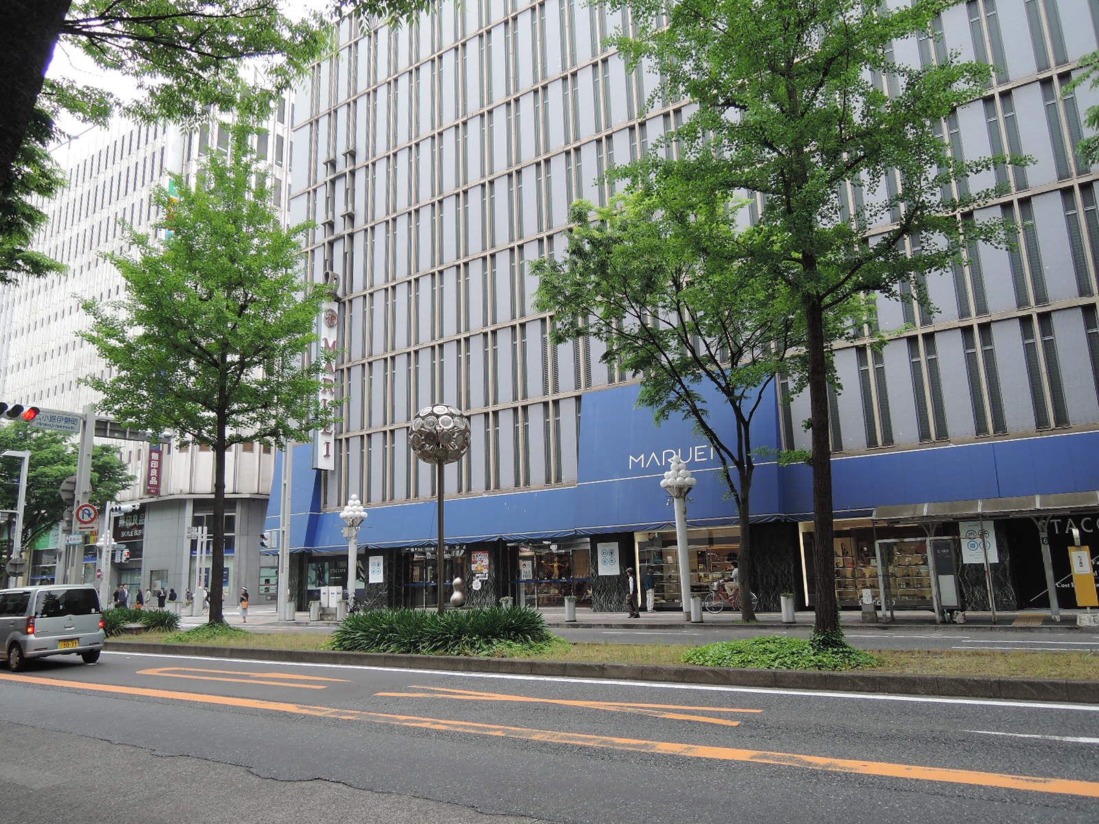 近くにはデパート