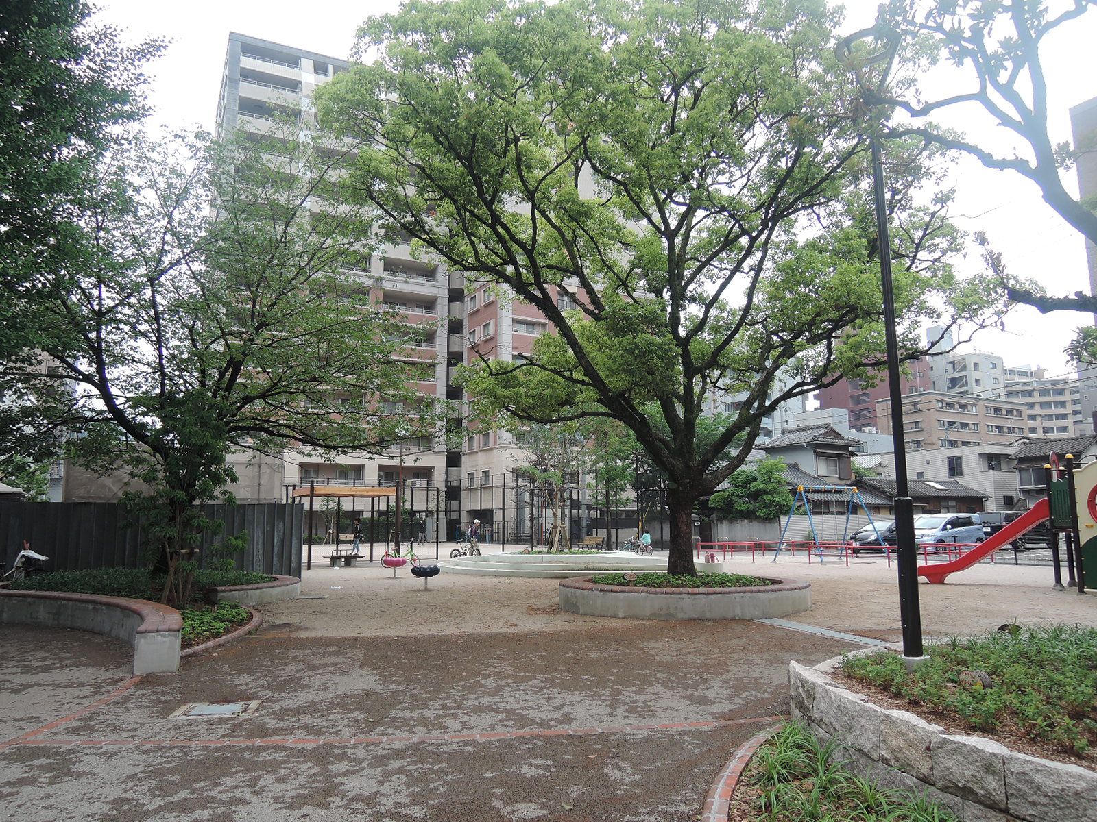 向かいの公園