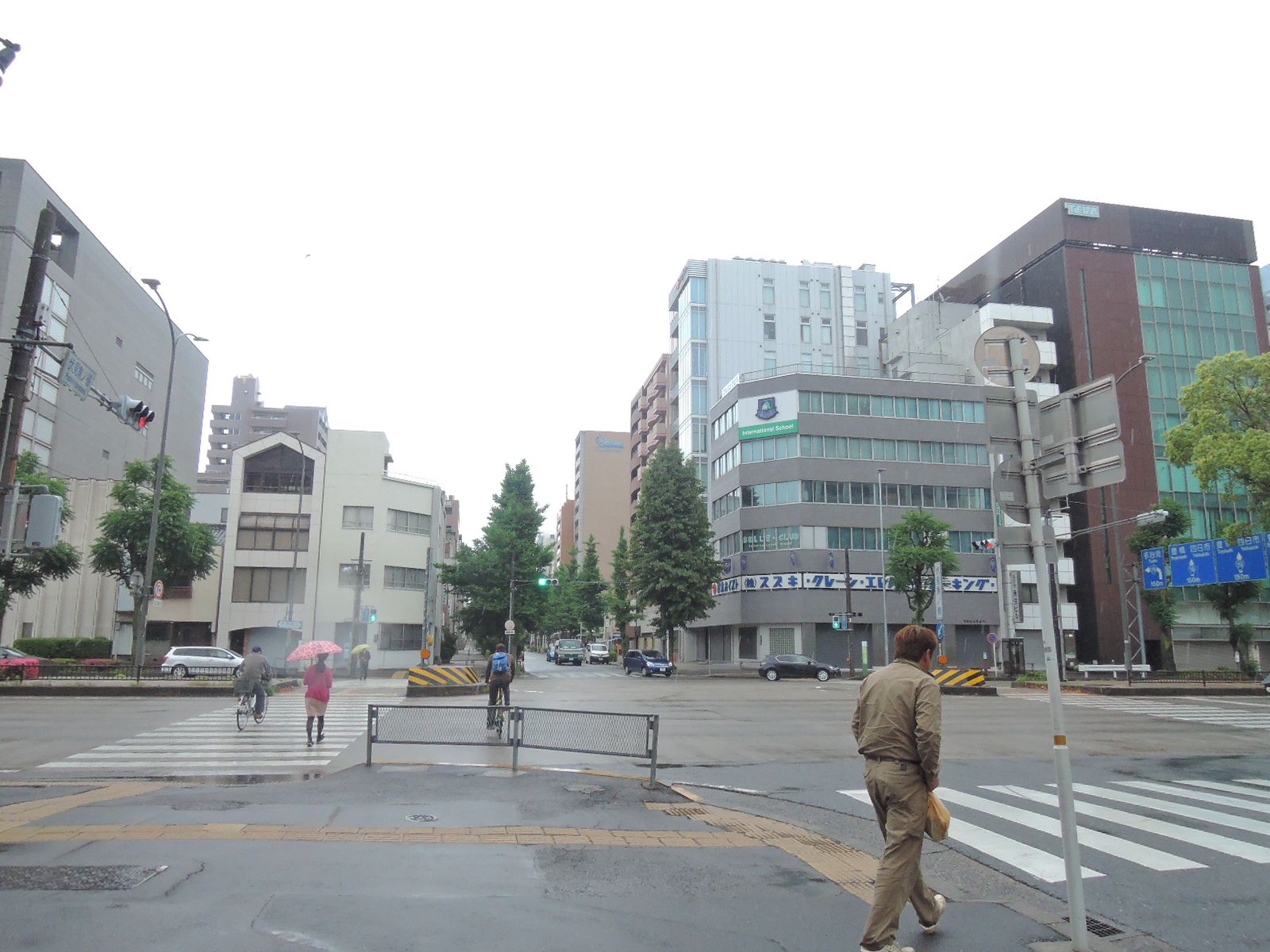 前面道路は広々