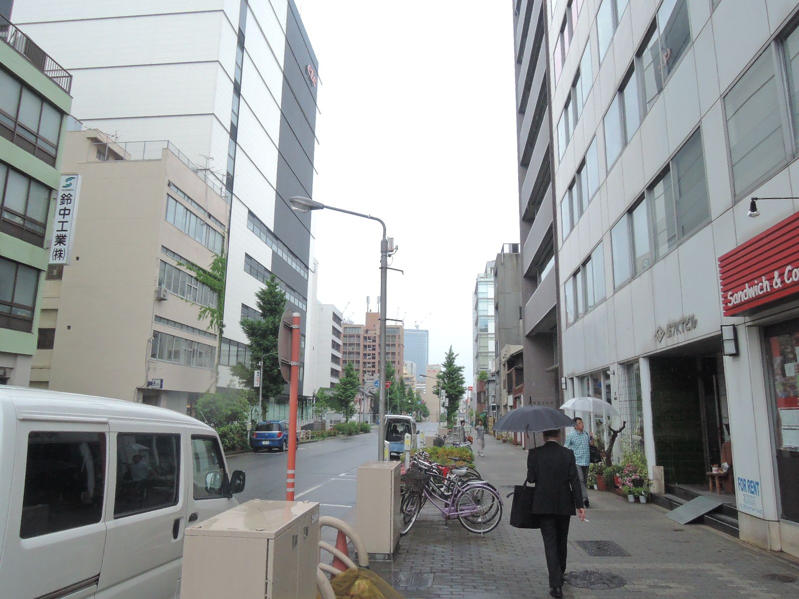 周辺にはオフィスビルが立ち並ぶ