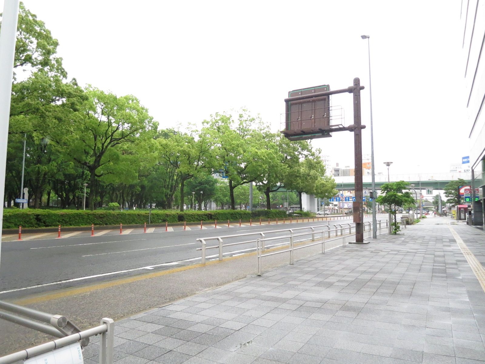 広々とした全面通り