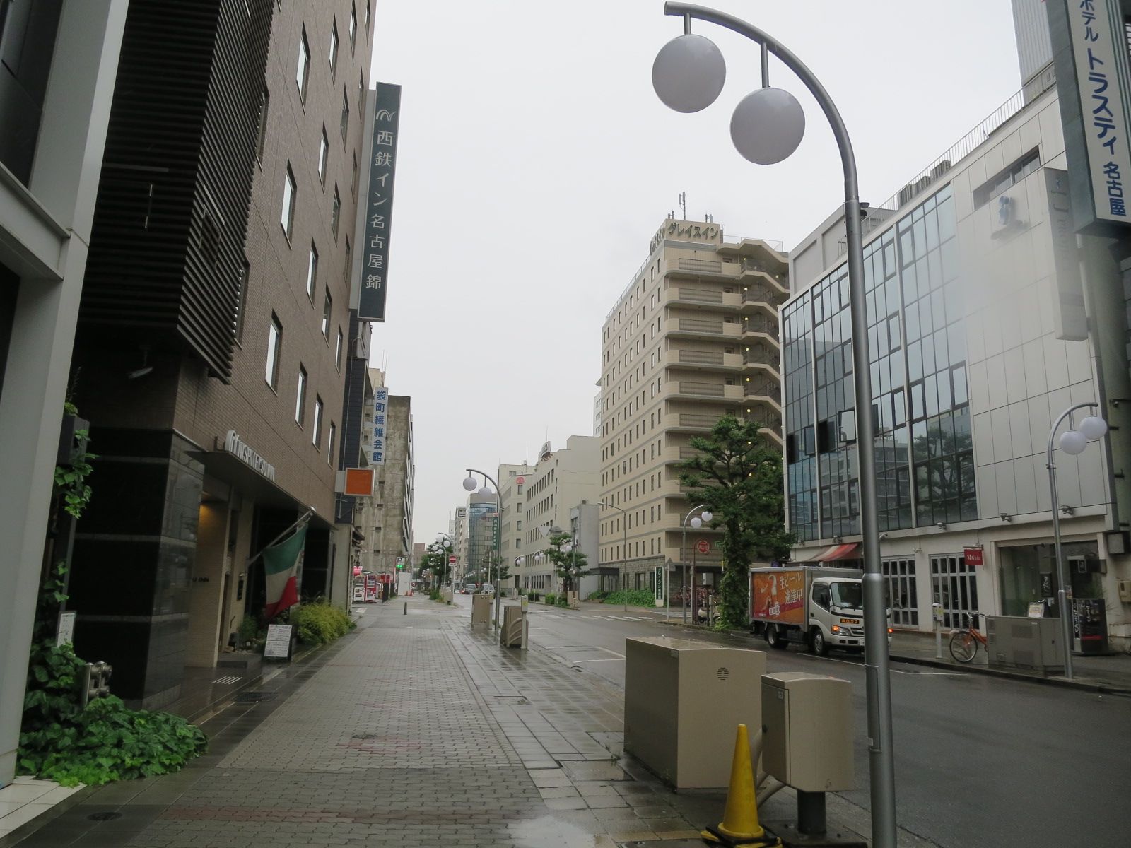 前面の閑静な通り