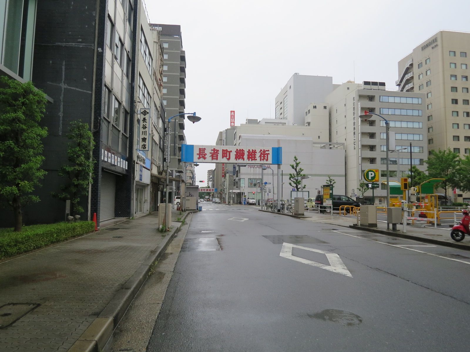 オフィス前面の長者町繊維街