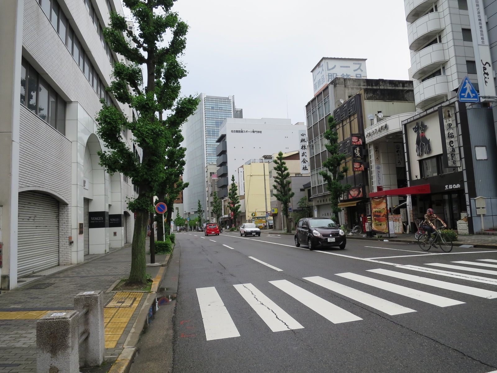 飲食店も多い通り