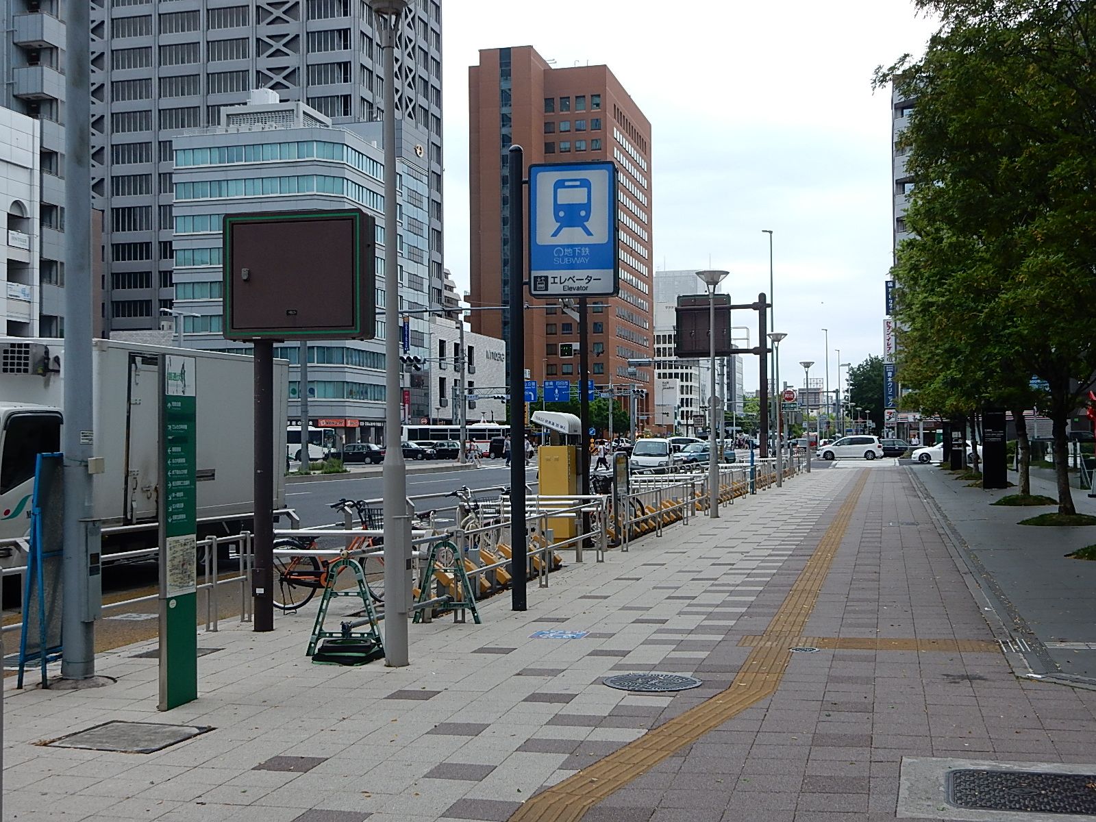 オフィス前の広々とした歩道