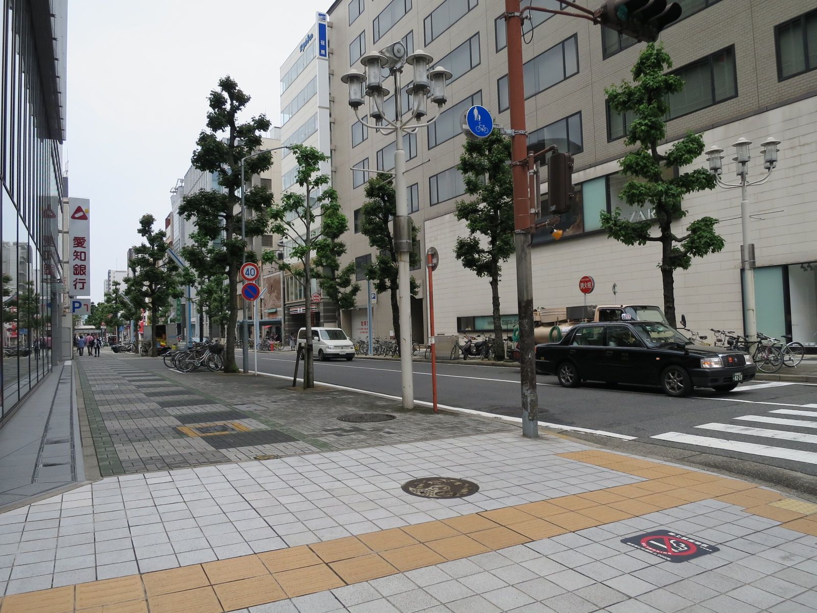 舗装された全面通り