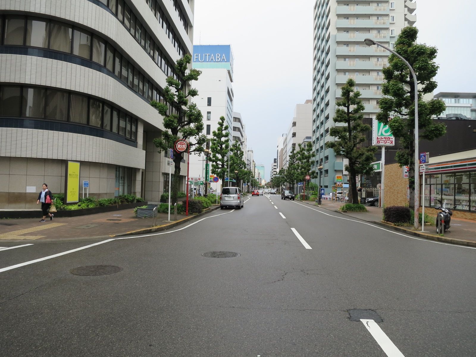舗装された全面通り