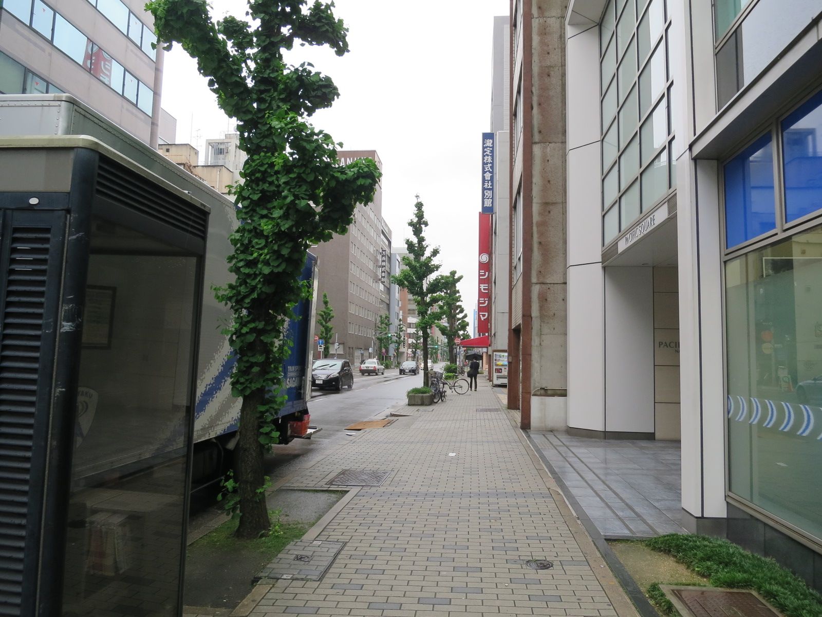 オフィス側面の落ち着いた路地