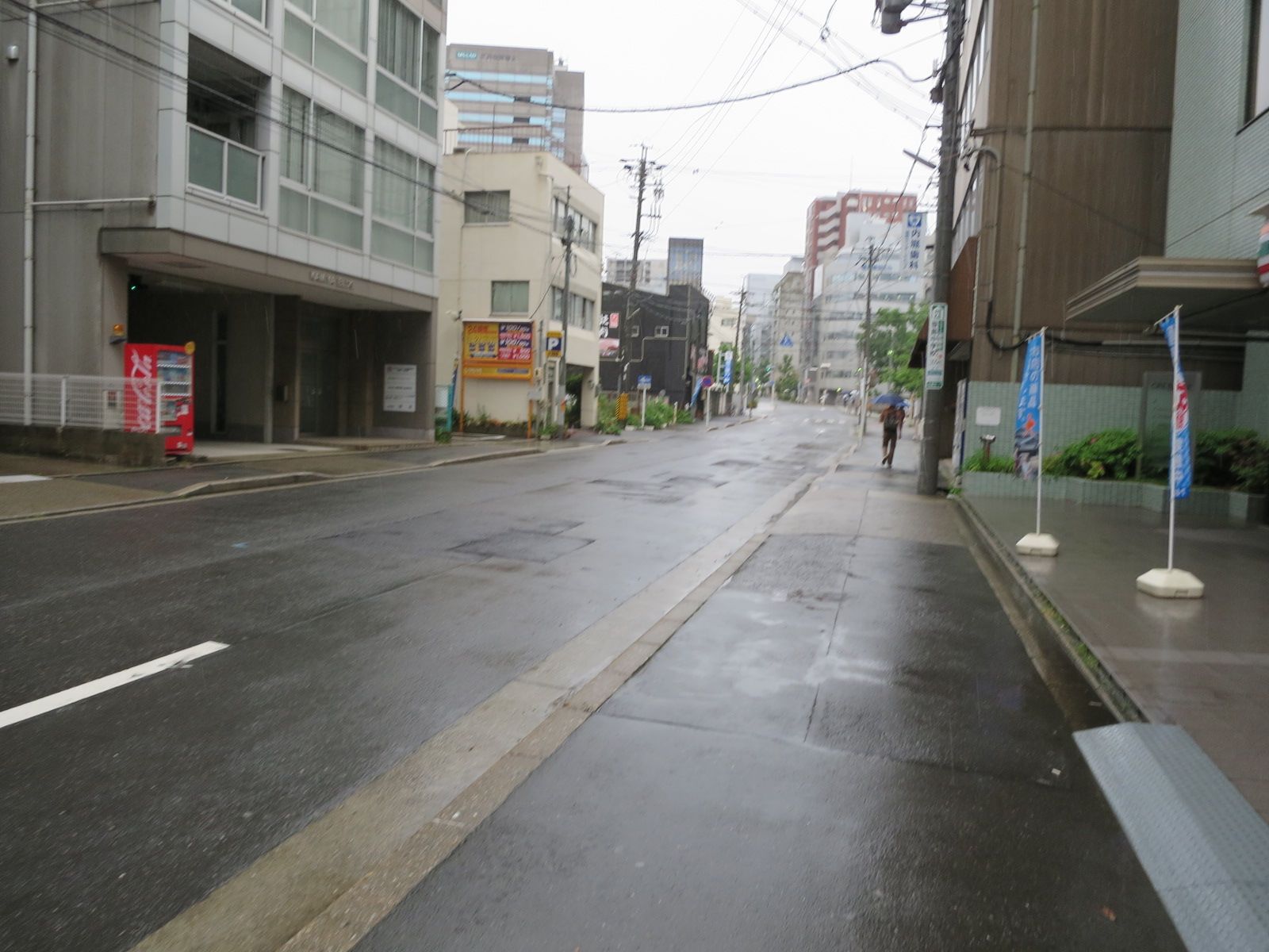 オフィスビル前面の通り