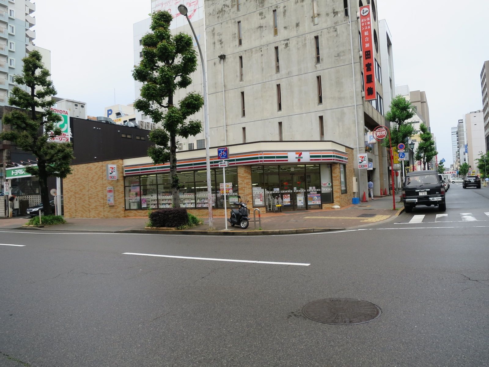 向かいのセブンイレブン 名古屋栄二丁目東店
