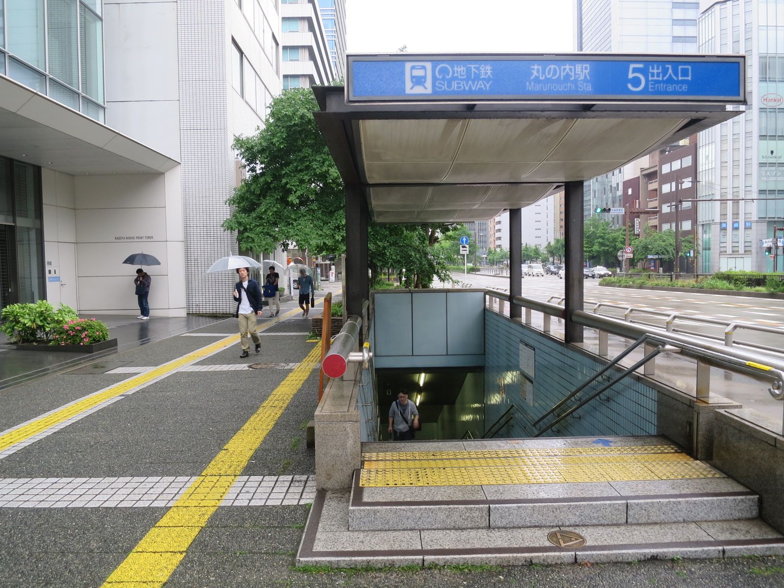 最寄りの「丸の内駅」