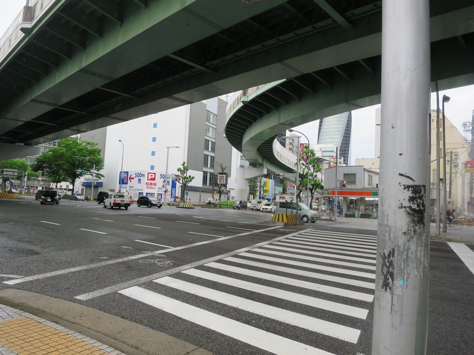 前面の交差点