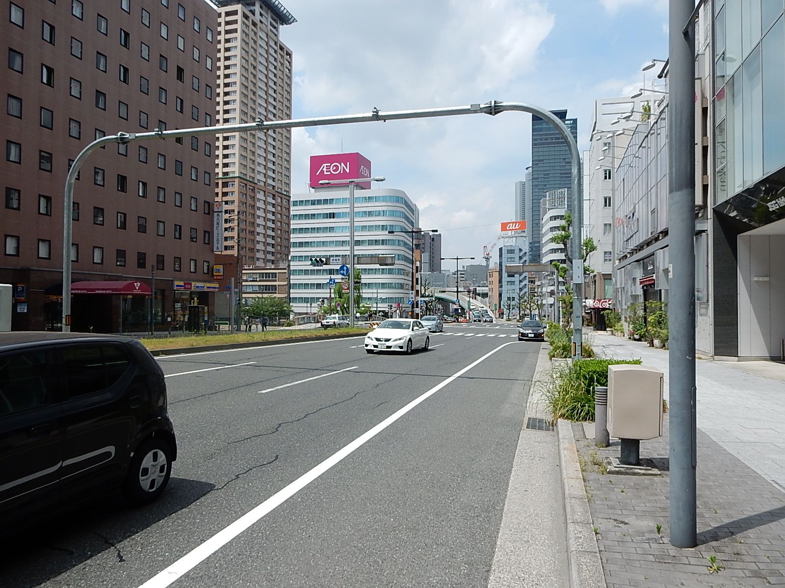 錦通沿いに立地