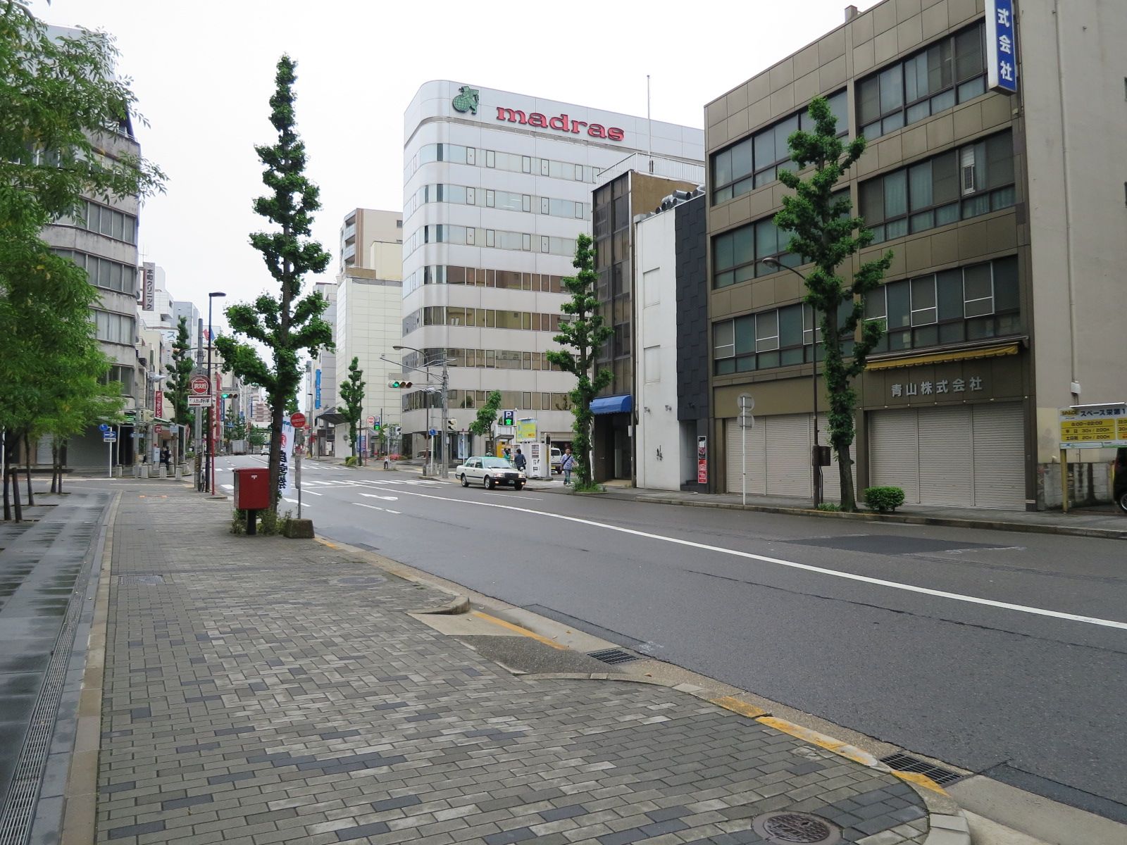 JMFビル名古屋栄01前面の本町通