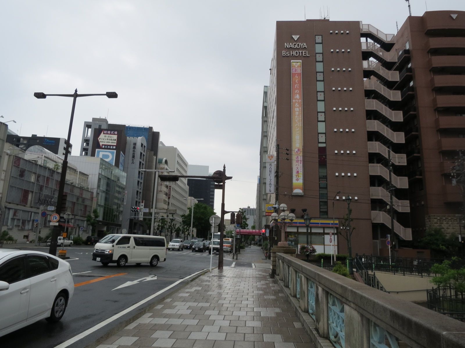 交通量の多い前面通り