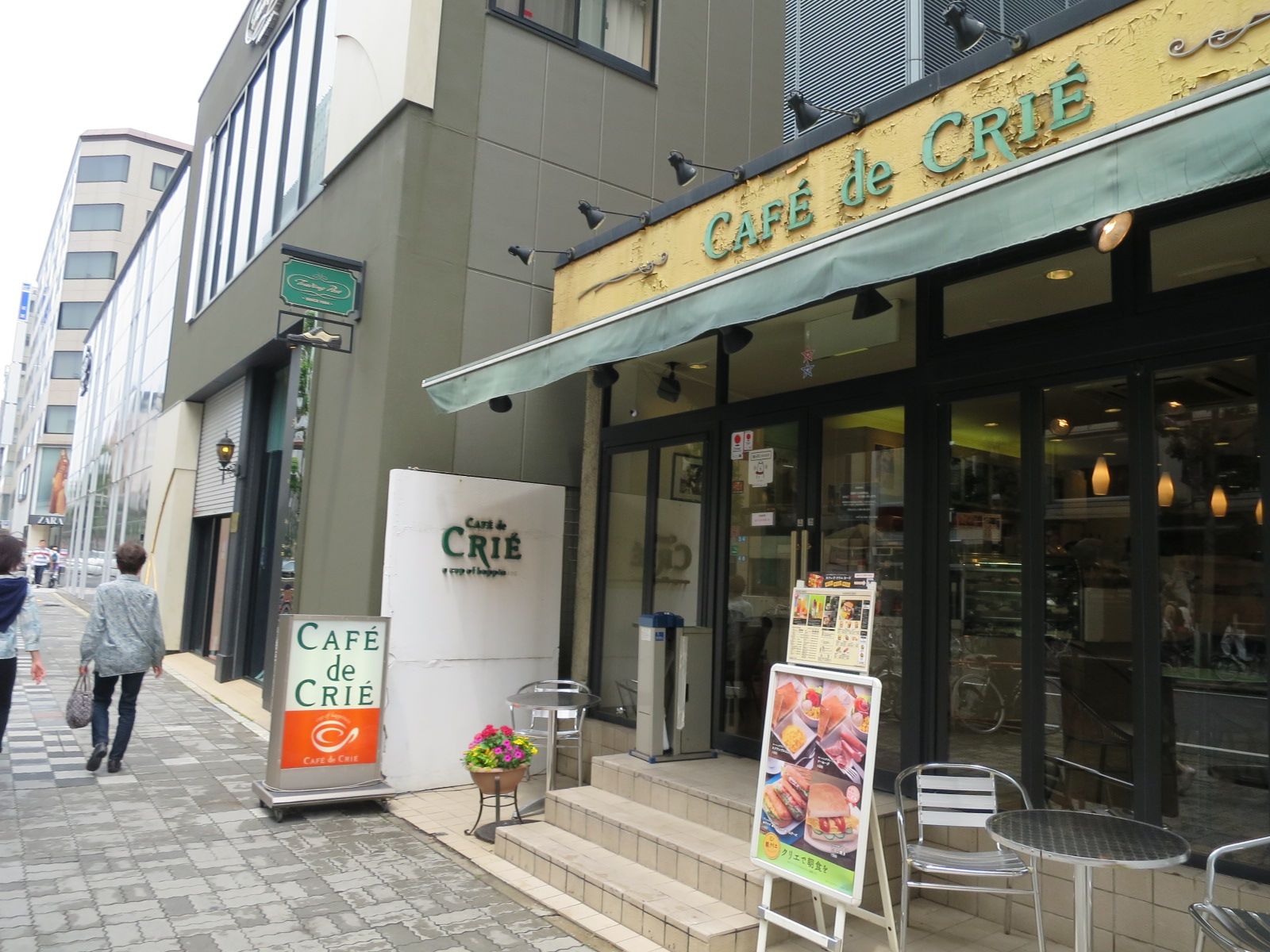 周辺にはカフェも