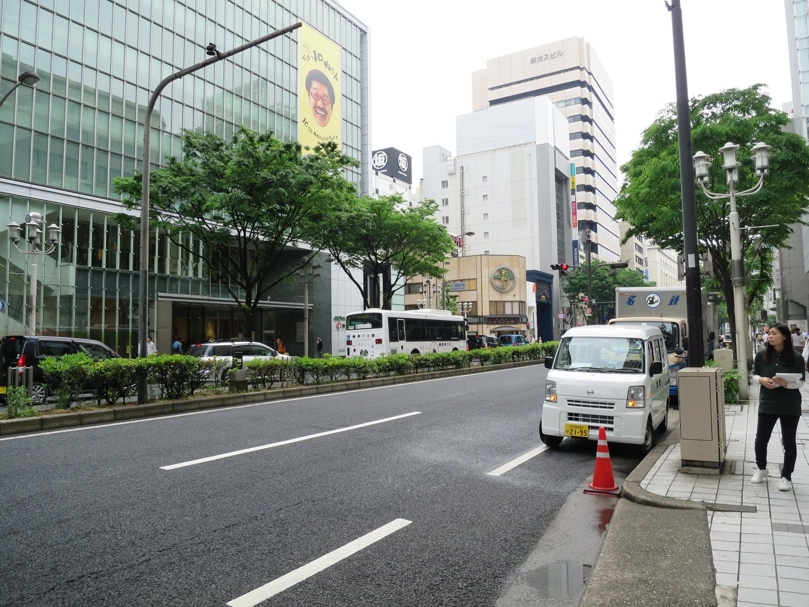 舗装された前面通り