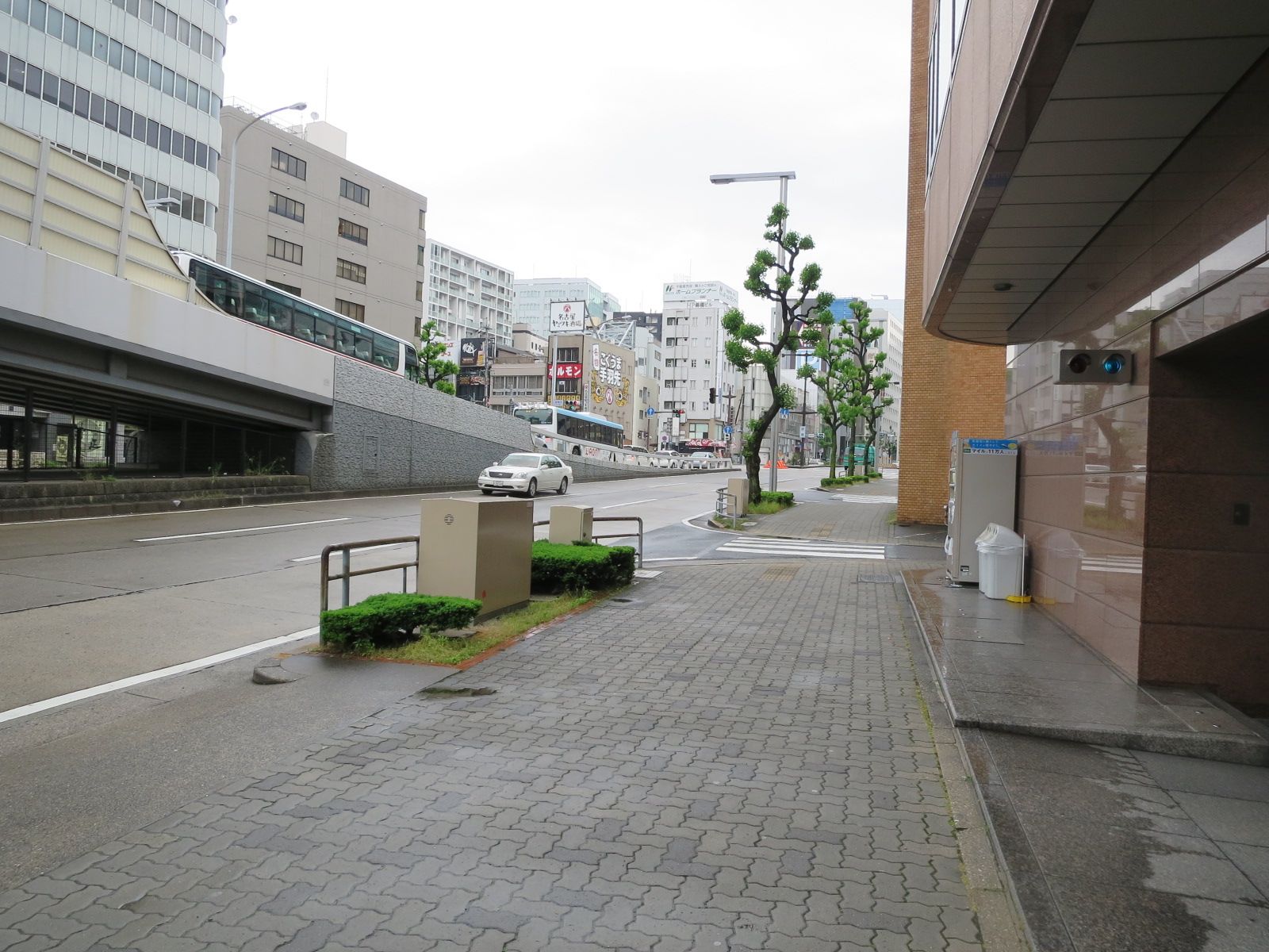 オフィスビル前面の通り