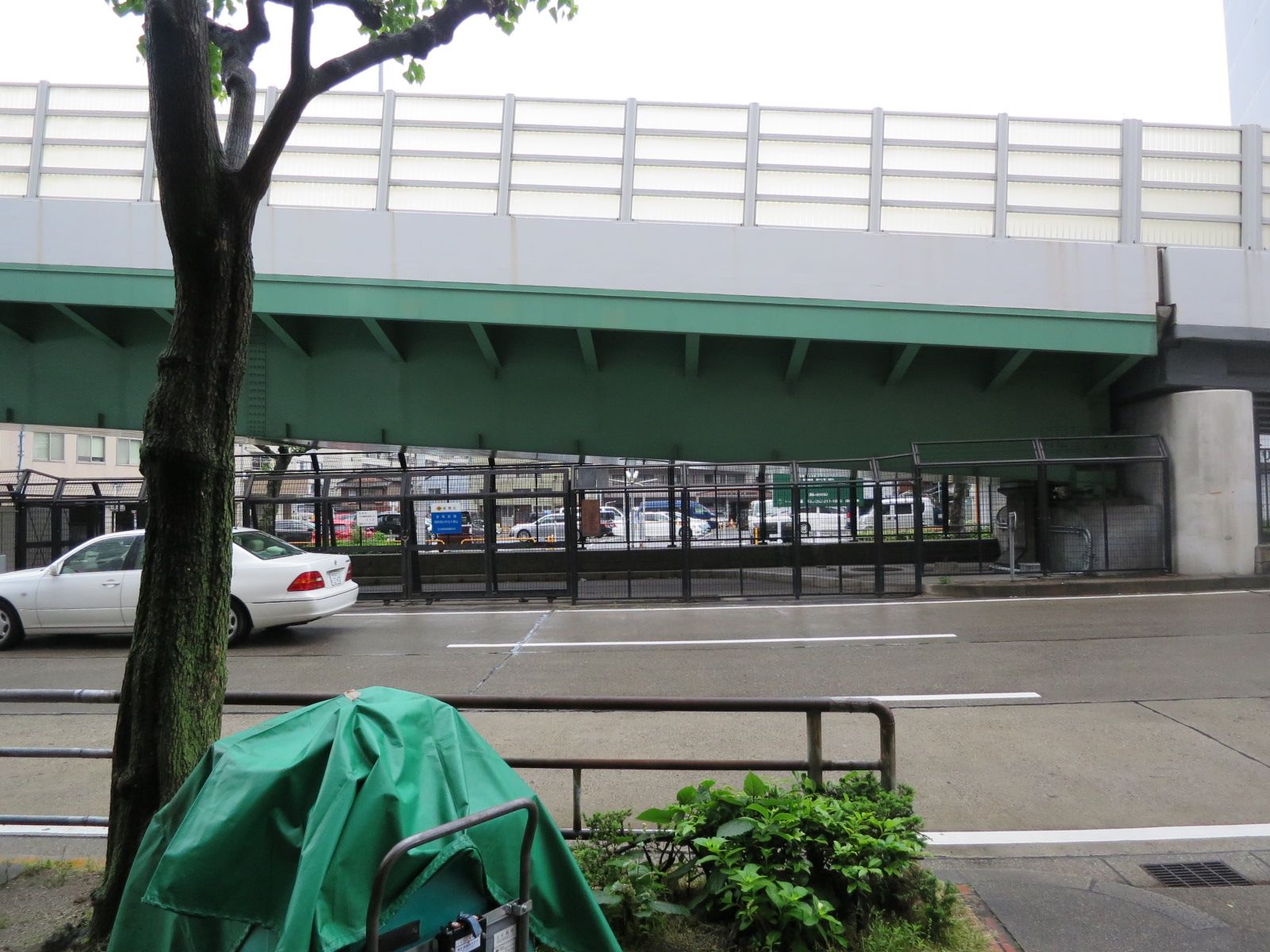 錦通沿いに立地