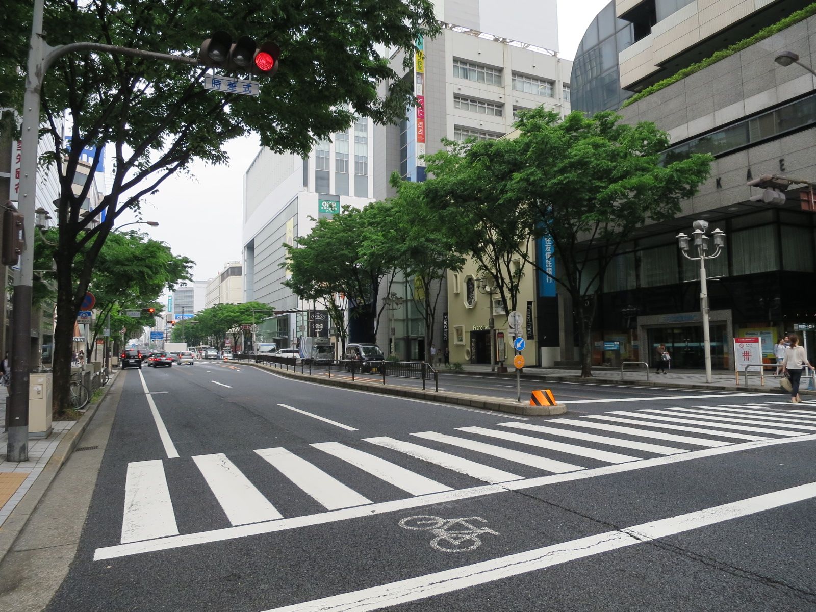 舗装された前面通り