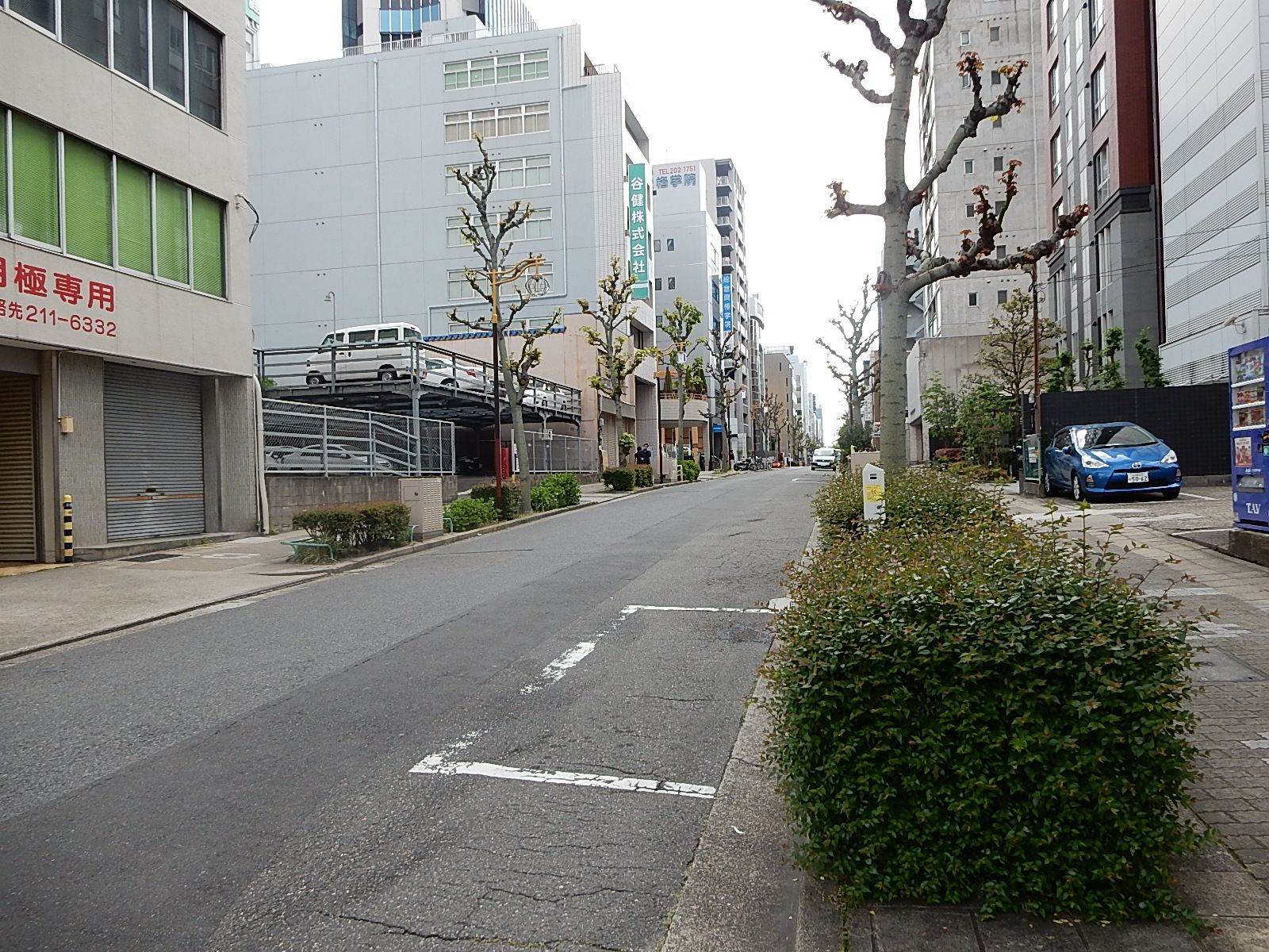 オフィスビル前面の伝馬町通り