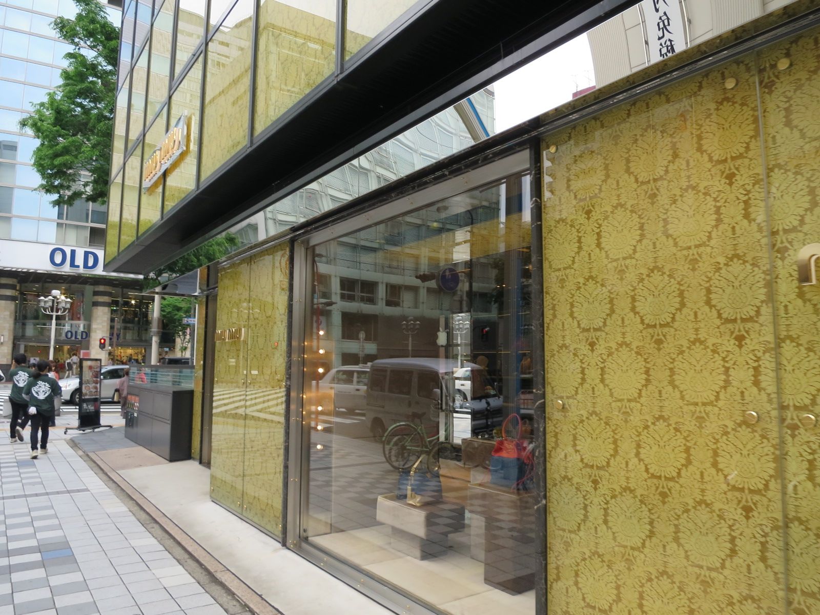 周辺にはブランドショップ