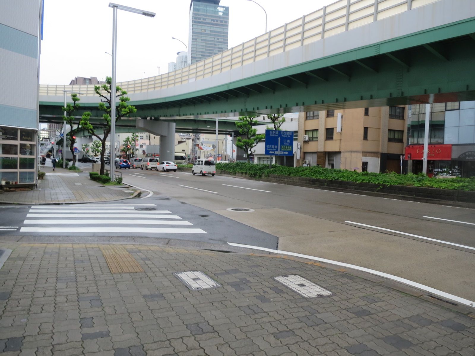 名駅イーストビル前面の錦通り