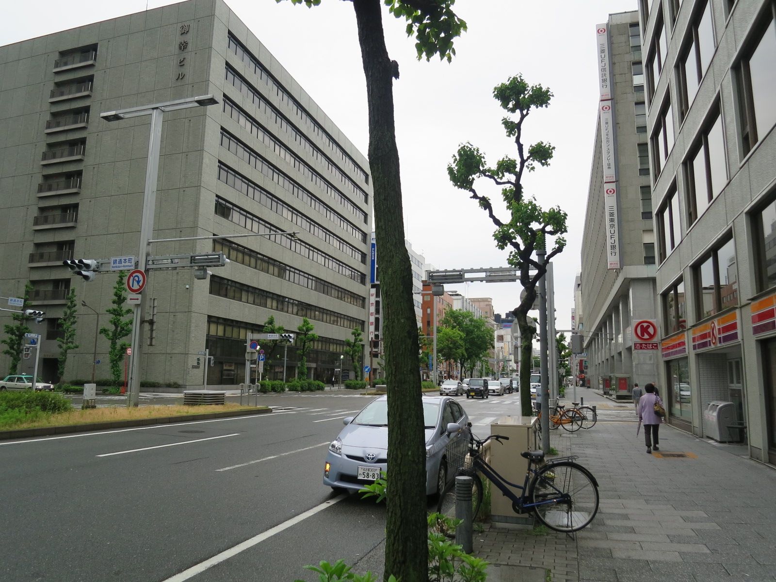 街路樹が植えられ舗装された通り