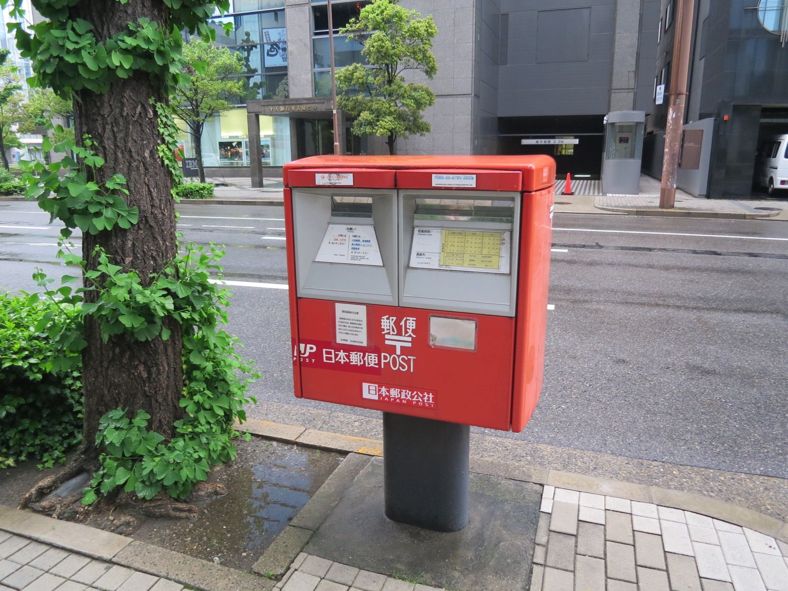 オフィス前面の郵便ポスト