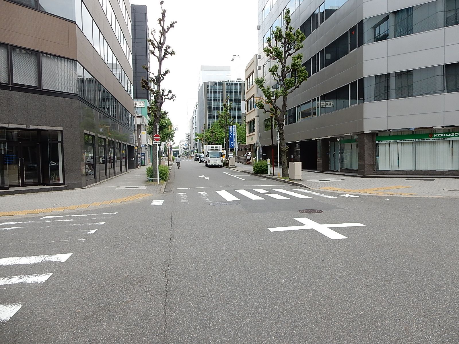 オフィス前面の御園通