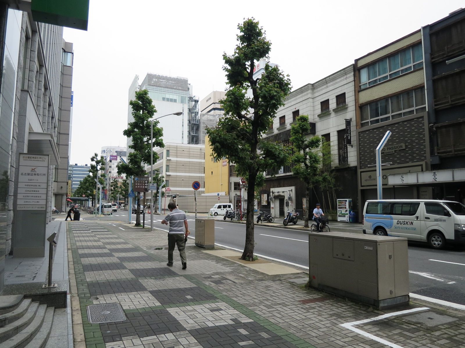 伊勢町平和ビル前面の三蔵通
