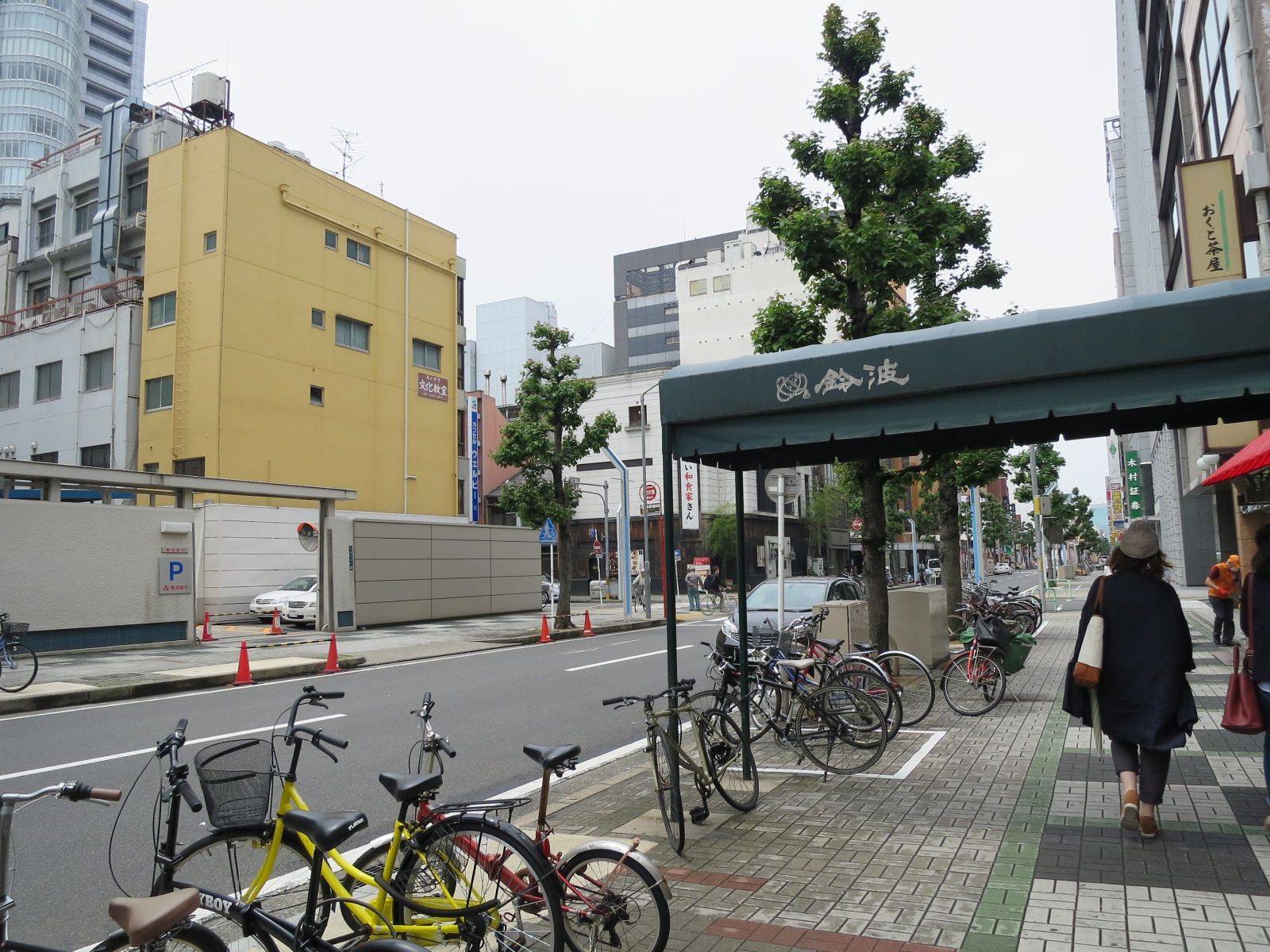 舗装された前面通り