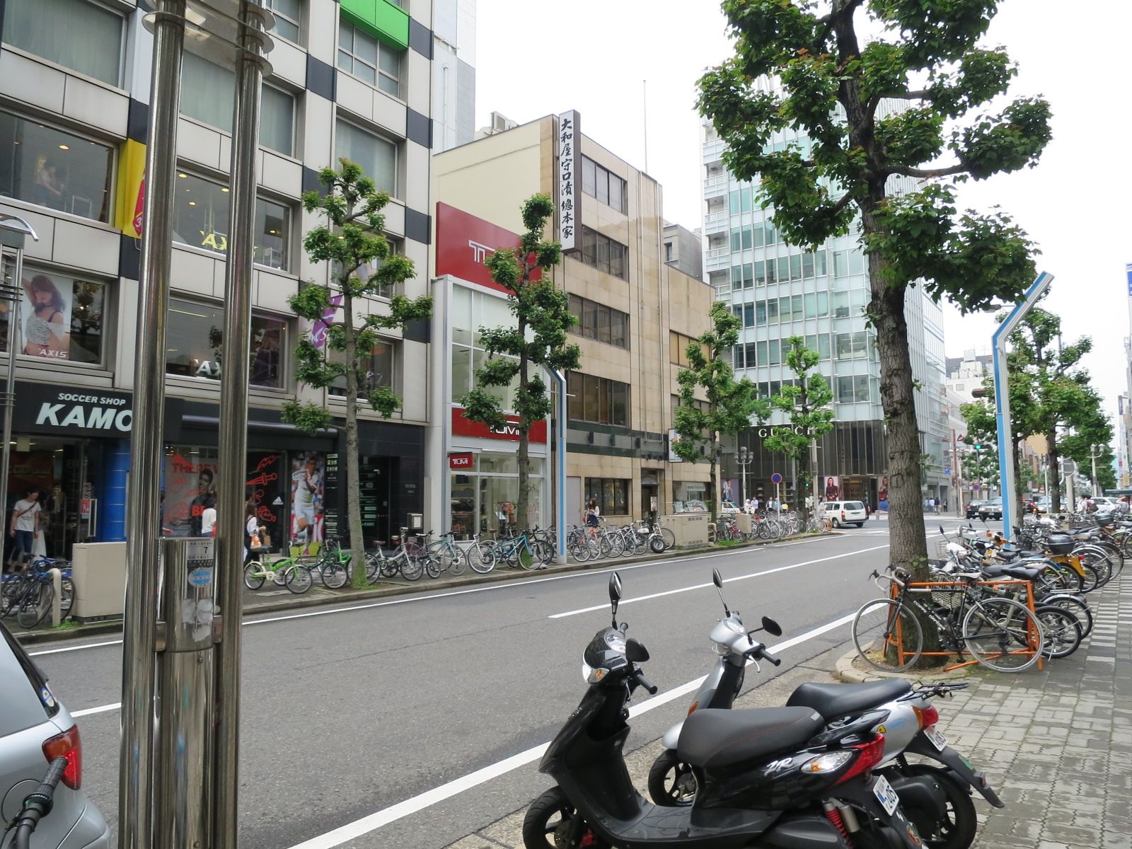ブランド店も周辺に