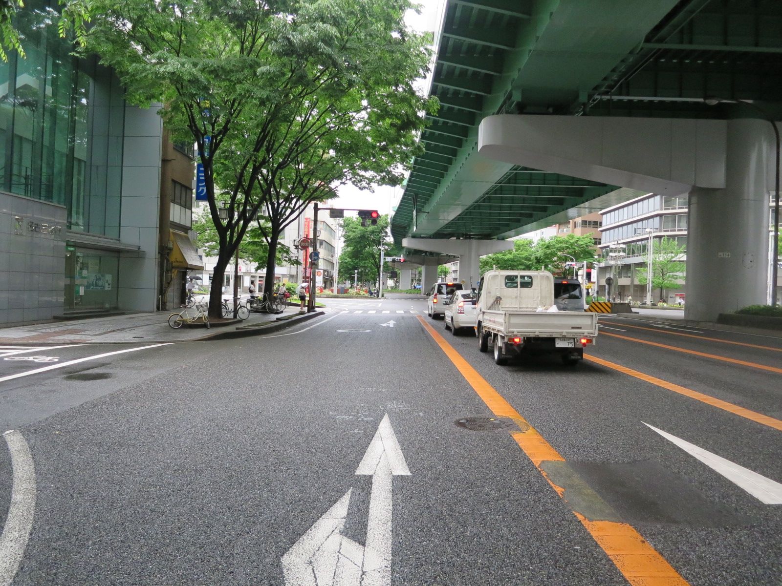 オフィスビル前面の道路