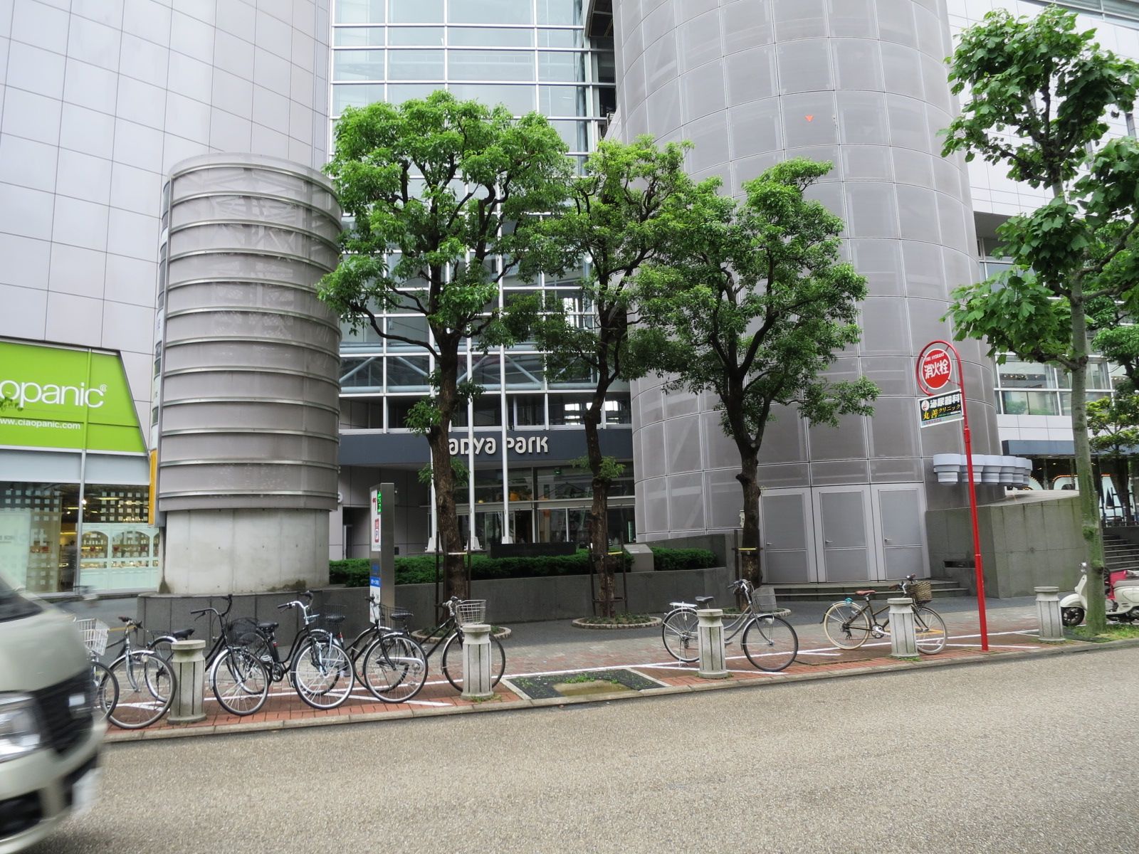 ナディアパーク横に立地