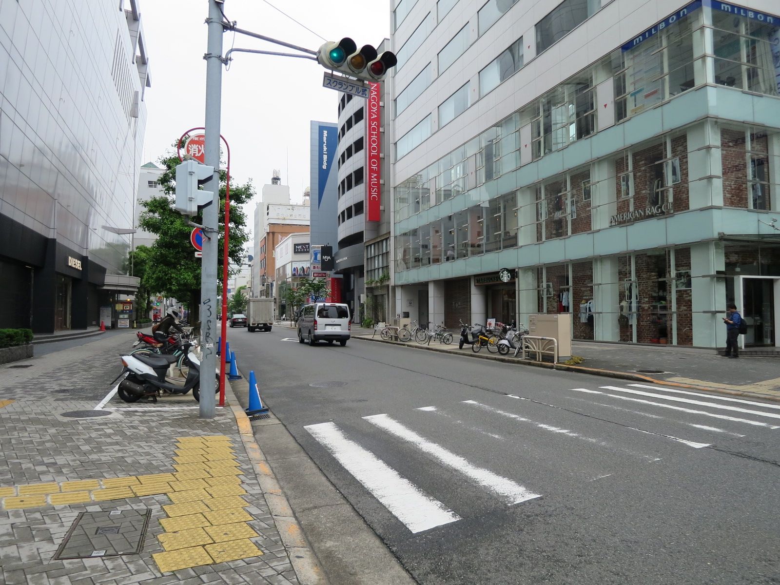 一方通行の前面通り