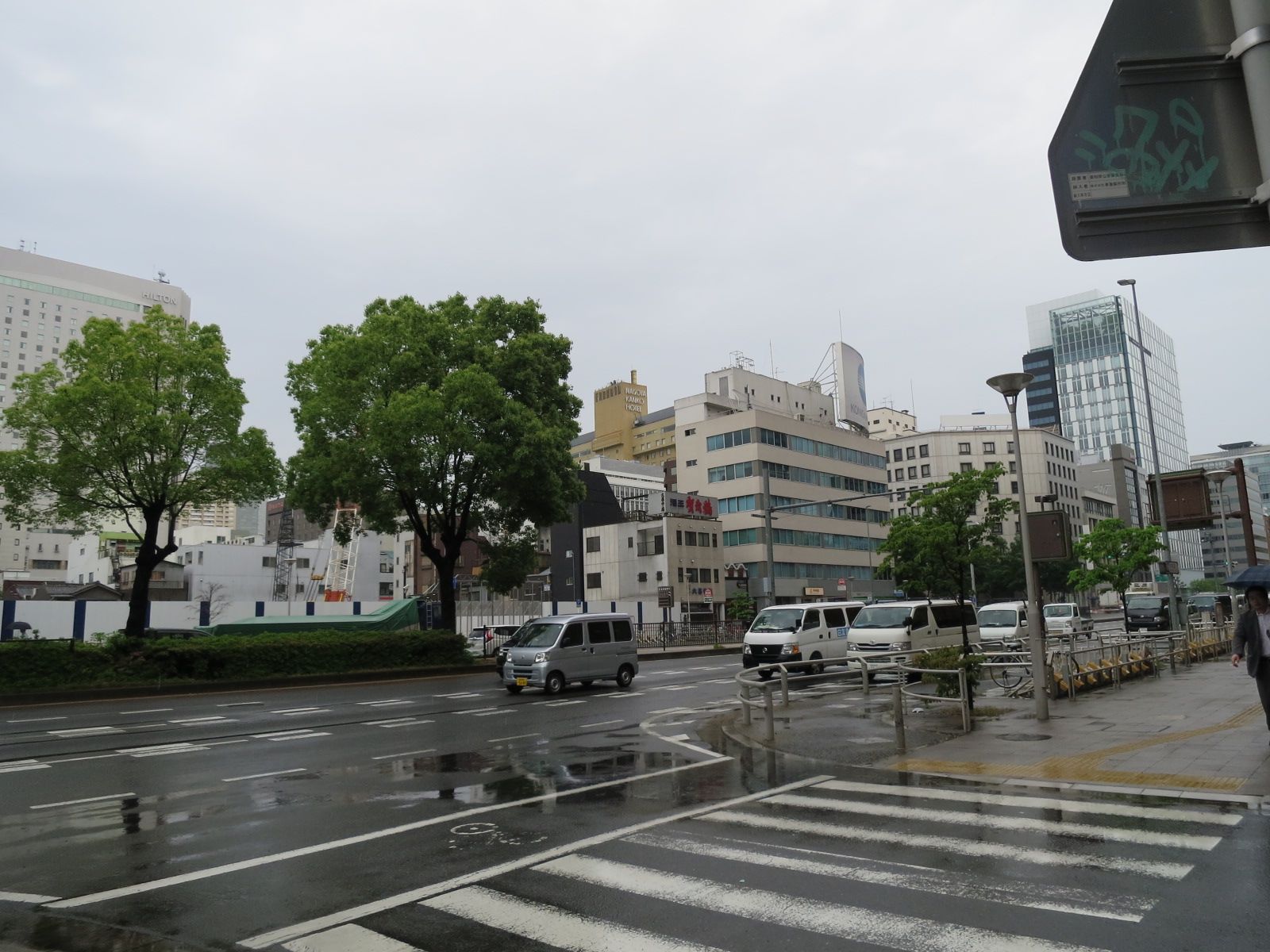 交通量の多い前面通り