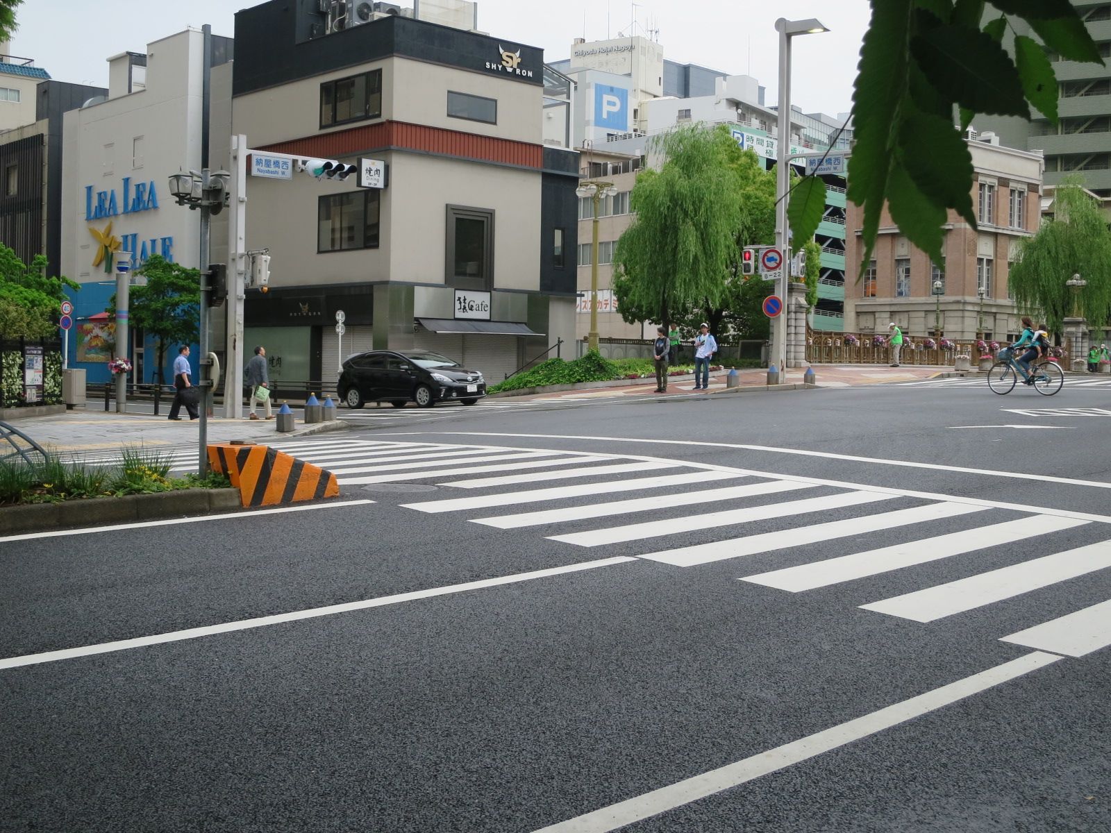 オフィスビル前面の通り