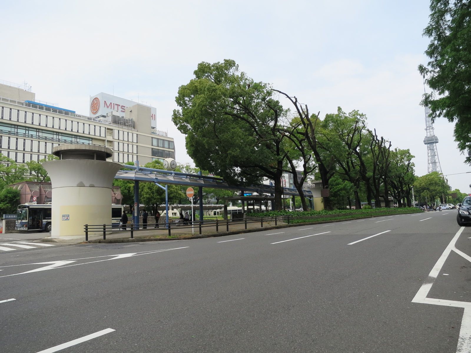 舗装された前面通り